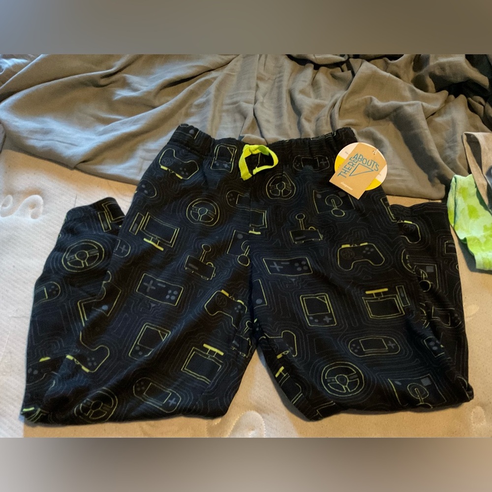 Boys Gamer pj pants Size 6/7 yrs old in black New w/ tags